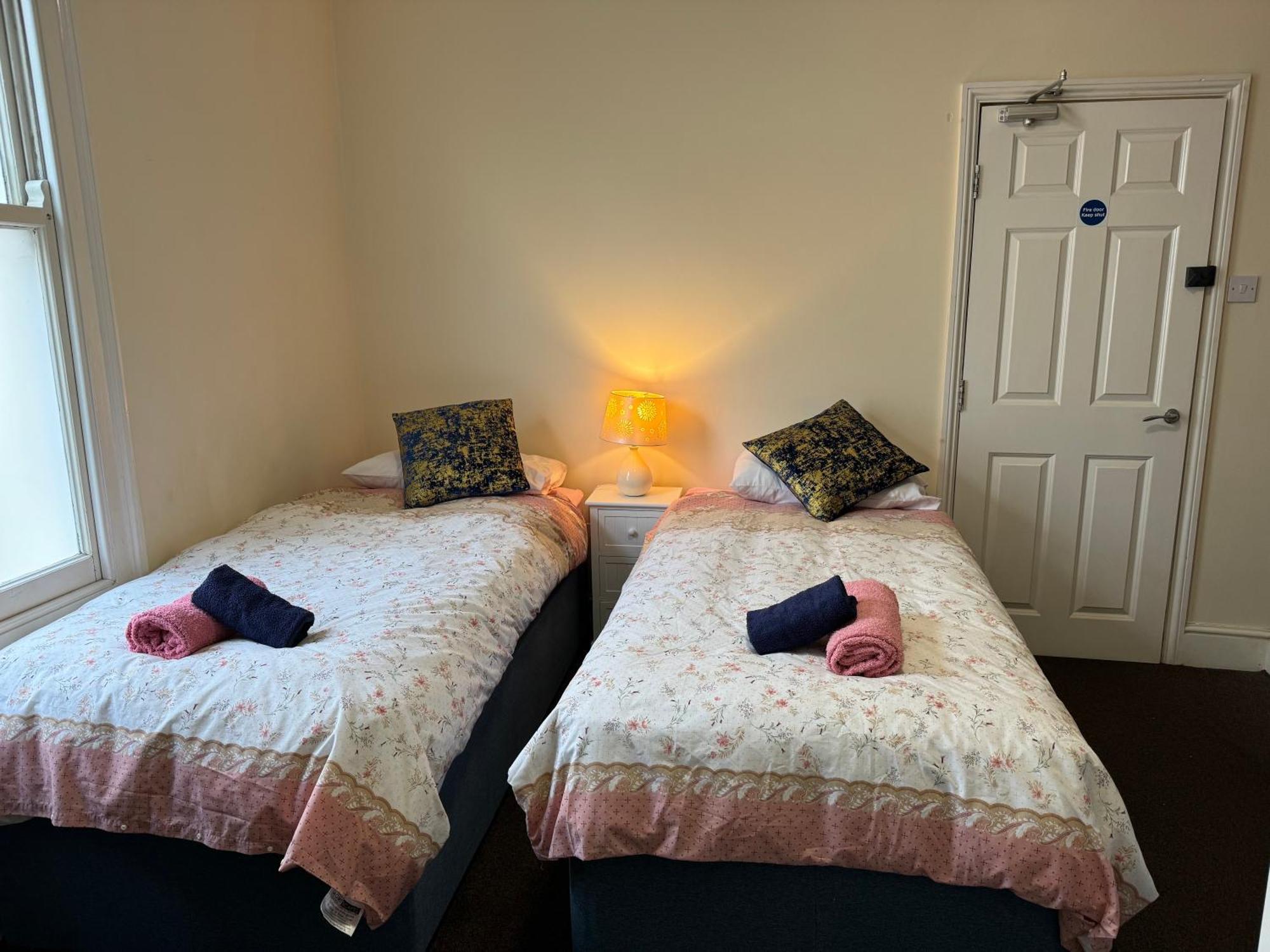 Comfortable Home Away From Home, Town Centre, Free Parking,Multiple Rooms Cheltenham Bagian luar foto